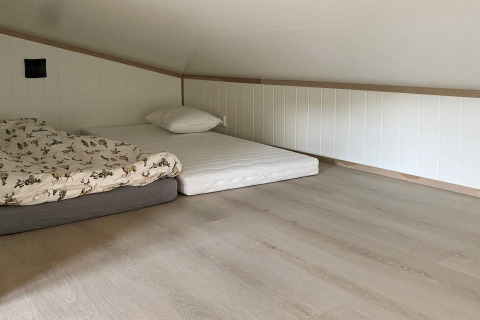 Eenvoudige loftkamer in het 5 star holiday home in stokmarknes in Zweden, met matrassen op de grond.