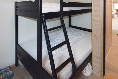 Zwart stapelbed met ladder in slaapkamer van 5-sterren vakantiehuis in Stokmarknes, Zweden, houten interieur.