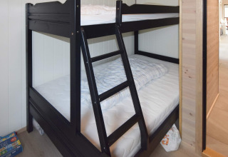 Litera negra con escalera en dormitorio de casa vacacional 5 estrellas en Stokmarknes, Suecia, interior madera.