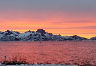 Splendido tramonto su montagne innevate e acqua, visto da 5 star holiday home in Stokmarknes, Svezia.