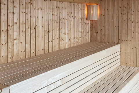 Interior de sauna moderna con paneles de madera en la casa 5 Star Holiday Home en Stokmarknes, Suecia.