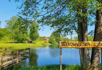 Vue pittoresque sur le lac Lindwallska, panneau en bois et maison de vacances à Karlskrona, Suède, été.