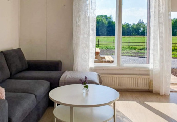 Lichte leefruimte in 4-sterren vakantiehuis in Karlskrona, Zweden, met sofa, salontafel en weidezicht.