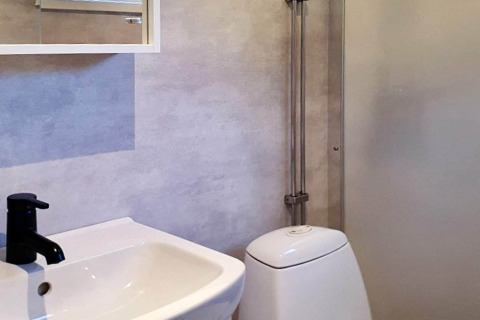 Moderne badeværelse i et 4-stjernet feriehus i Karlskrona, Sverige, med vask og ovalt toilet.