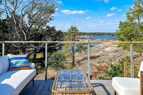 Terras bij 4 sterren vakantiehuis in VÄDDÖ, Zweden, met uitzicht op natuur, rotsen en water.