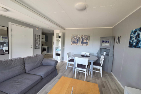 Salon d’une maison de vacances 4 personnes à Nösund, Suède, avec canapé gris et décoration moderne.