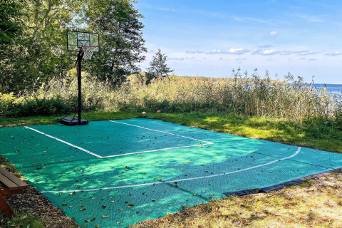 Buiten basketbalveld naast een meer bij 4 star holiday home in VÄDDÖ, Zweden, omringd door natuur.