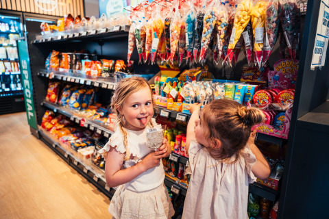 Dos niños eligen dulces en una tienda del Eurocamping Vessem BV, un parque de vacaciones en North Brabant, Países Bajos.