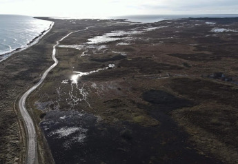Vista aerea di Læsø con strada costiera, zone umide e mare vicino a casa vacanze 5 stelle.