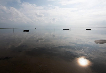Rustig water weerspiegelt lucht en boten aan de horizon bij 5 star holiday home in Læsø, Denemarken.