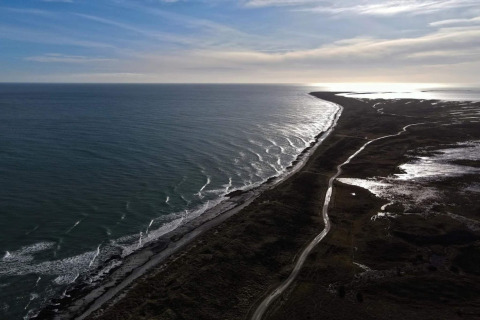 Vista costera desde casa de vacaciones de 5 estrellas en Læsø, Dinamarca, mar y carretera curva.
