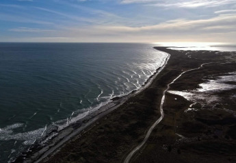 Vista costera desde casa de vacaciones de 5 estrellas en Læsø, Dinamarca, mar y carretera curva.