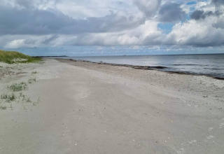 Udsigt fra stranden ved 5 star holiday home in Læsø, Danmark, med havet og skyer på himlen.