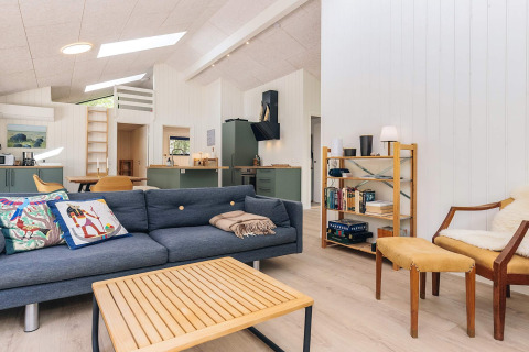 Moderne woonkamer in vijfsterren vakantiehuis op Læsø, Denemarken met bank en gezellige inrichting.
