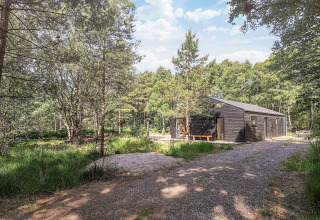 Moderne houten lodge in bosrijke omgeving met grindpad, gelegen bij 5-sterren vakantiehuis op Læsø, Denemarken