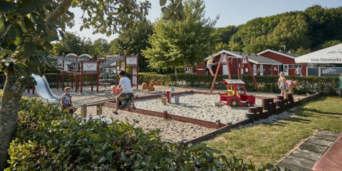 Enfants jouant sur l’aire de jeux du Horsens City Camp, parc de vacances au centre du Danemark.
