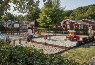 Kinder spielen auf dem Spielplatz im Horsens City Camp Ferienpark, Region Mitteljütland, Dänemark.