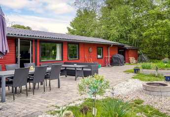 Terrasse extérieure d’une maison de vacances 8 personnes à Holbæk, Danemark, avec salon et brasero.