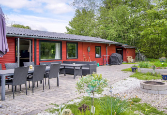 Buitenterras van 8-persoons vakantiehuis in Holbæk, Denemarken, met zithoek en vuurplaats.