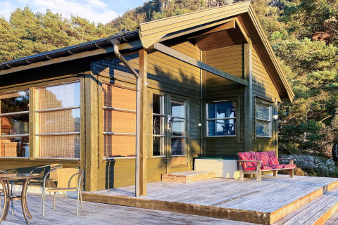 Vakantiehuis in Hjelmeland voor 7 personen, grote houten veranda en omgeven door prachtige bossen.