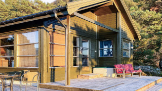 Casa vacanze in legno per 7 persone a Hjelmeland, con ampia terrazza e immersa nella natura verde circostante.