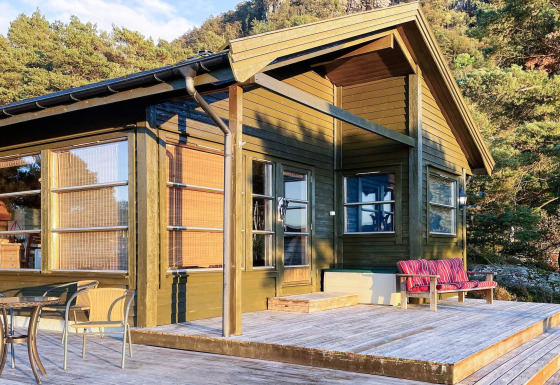 Casa vacanze in legno per 7 persone a Hjelmeland, con ampia terrazza e immersa nella natura verde circostante.