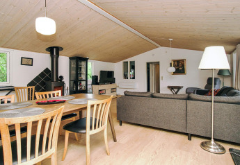 Woonkamer in 8-persoons vakantiewoning in Holbæk, Denemarken met eettafel, houtkachel en moderne inrichting.