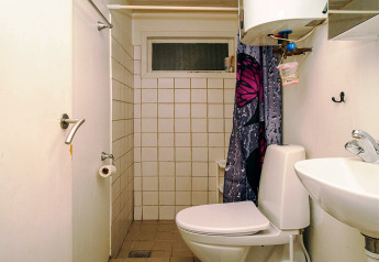 Petite salle de bain de la maison de vacances 8 personnes à Holbæk, Danemark, avec WC, lavabo et douche.