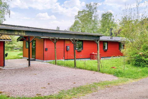 Casa vacanza rossa con posto auto coperto e giardino verde a Holbæk, Danimarca, per 8 persone.