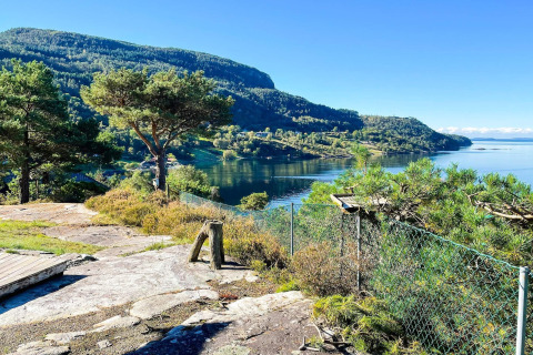 Vista panoramica su montagne, foresta e acqua dalla casa vacanze per 7 persone a Hjelmeland, Danimarca, in giornata di sole.