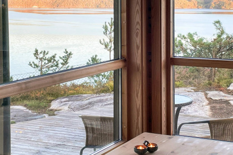 Vista dalla casa vacanze per 7 persone a Hjelmeland, Danimarca, con finestre, natura e lago.