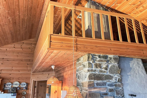 Interieur van een 7-persoons vakantiehuis in Hjelmeland met houten plafond, zolder en haard.