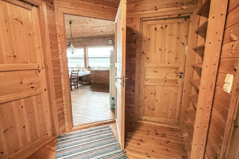 Houten gang met vloerkleed, uitkomend in lichte eetkamer, 7-persoons vakantiewoning in Hjelmeland, Denemarken.