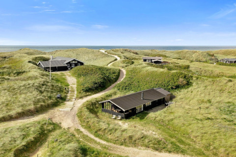 'Tranquil stay in Lokken', een sfeervol strandhuis in Denemarken tussen duinen en nabij de kustlijn.