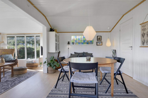 Intérieur clair et cosy d'une maison de plage à Lokken, Danemark, avec salle à manger et salon détente.