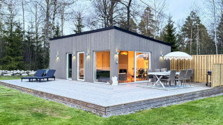 Casa vacanze moderna a 4 stelle a Hestra con ampia terrazza in legno, salotto e zona dining esterni.