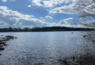 Udsigt over en sø med skyer på himlen taget fra ferieboligen '4 star holiday home in Hestra', Sverige.