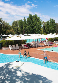 Menschen am Außenpool - Camping La Chiocciola - Villatent - Capannole, Toskana, Italien