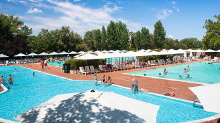 Menschen am Außenpool - Camping La Chiocciola - Villatent - Capannole, Toskana, Italien