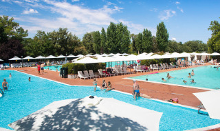 Menschen am Außenpool - Camping La Chiocciola - Villatent - Capannole, Toskana, Italien