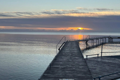 Lever de soleil sur la mer vu depuis un ponton près de la maison de vacances pour 6 personnes à Idestrup, Danemark.