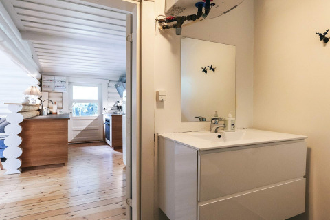 Photo d’une salle de bain et cuisine modernes d'une maison de vacances à Idestrup, Danemark, avec parquet.