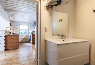 Foto di bagno e cucina moderni in una casa vacanze a Idestrup, Danimarca, con pavimento in legno.