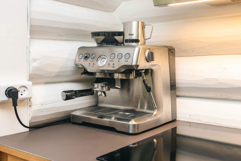 Macchina per espresso moderna sul piano cucina in una casa vacanze a Idestrup, Danimarca.