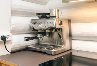 Moderne Espressomaschine auf der Küchenarbeitsplatte in einem Ferienhaus in Idestrup, Dänemark.