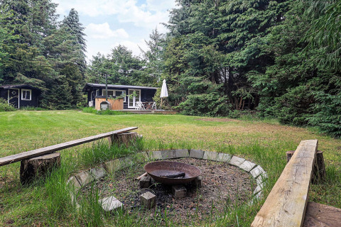Casa vacanze per 6 persone a Idestrup, Danimarca, con braciere e panche in un ampio giardino alberato.