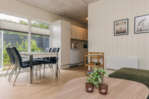 Sala y comedor modernos en una casa de parque vacacional para 5 personas en Pandrup, Dinamarca.