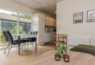 Sala y comedor modernos en una casa de parque vacacional para 5 personas en Pandrup, Dinamarca.