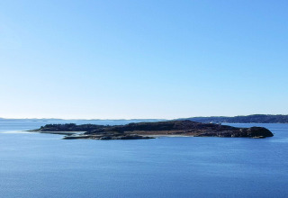Vista tranquilla del mare e di un'isola vicino al sentiero Furufjall in Svezia, scattata da una baita serena.