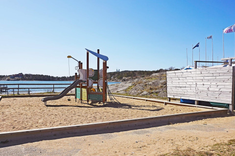 Parco giochi con scivolo e sabbia vicino all’acqua presso il sentiero Furufjall in Svezia.